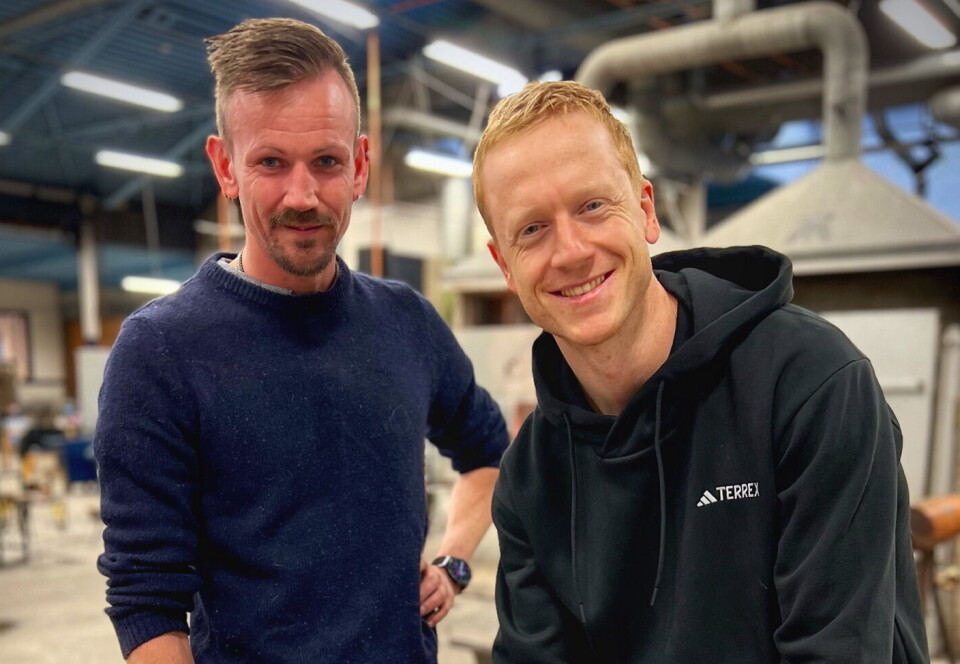 Johannes Thingnes Bø bor på Kongsvinger, ikke langt fra Magnor Glassverk. Her sammen med driftsleder på Magnor Glassverk, Fred Lund. Johannes Thingnes Bø bor på Kongsvinger, ikke langt fra Magnor Glassverk. Her sammen med driftsleder på Magnor Glassverk, Fred Lund.