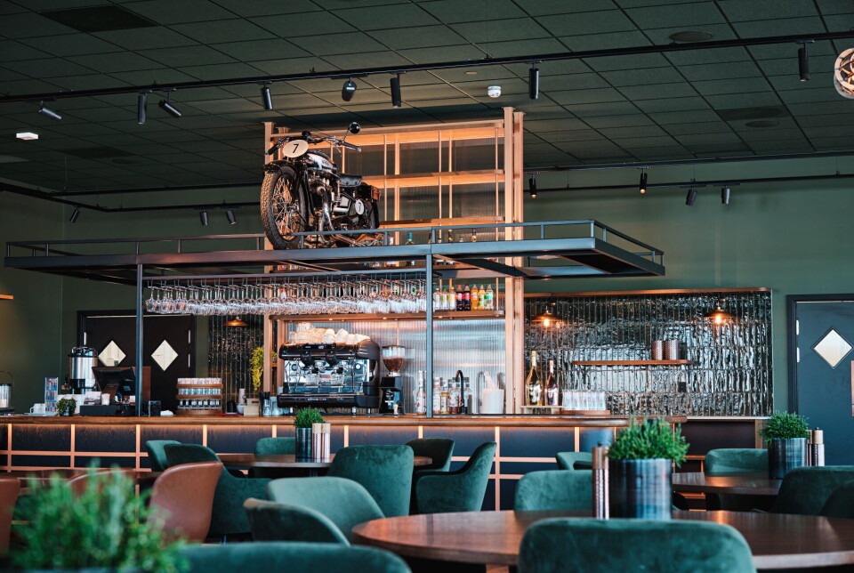 Restauranten skulle ha sitt eget, klassiske utseendet og det jaguargrønne temaet med himlingsplater i Seaweed fra Rockfon Color-All har blitt en blikkfanger. Restauranten skulle ha sitt eget, klassiske utseendet og det jaguargrønne temaet med himlingsplater i Seaweed fra Rockfon Color-All har blitt en blikkfanger.