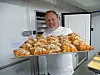 – Mandelcroissanter er en av spesialitetene til Central Bageri, viser Klemmetsen.