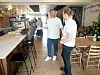 Hans Petter Klemmetsen og Hanne Rutgerson Stensholt har bakeriutsalget fullt av formiddagsgjester rett ved siden av restauranten.