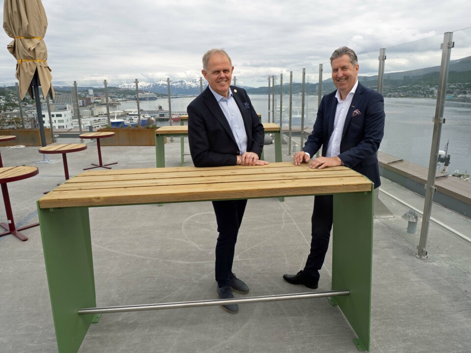 Takterrassen er et sted å nyte utsikten. Hotelldirektør Poul-Henrik Remmer (til venstre) og Scandics norgessjef Asle Prestegard tror mange vil komme opp hit for å fotografere og bli fotografert. Takterrassen er et sted å nyte utsikten. Hotelldirektør Poul-Henrik Remmer (til venstre) og Scandics norgessjef Asle Prestegard tror mange vil komme opp hit for å fotografere og bli fotografert.