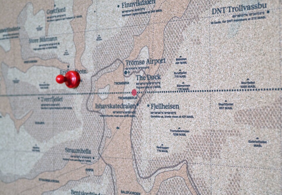 Magnetiske korktavler med kart på rommene gir mulighet til å merke av gjestenes egne ekspedisjoner, både på sjøen og i fjellet. Magnetiske korktavler med kart på rommene gir mulighet til å merke av gjestenes egne ekspedisjoner, både på sjøen og i fjellet.