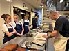 Christopher Haatuft på Michelin-restauranten Lysverket viser elevene fra Rothaugen skole.