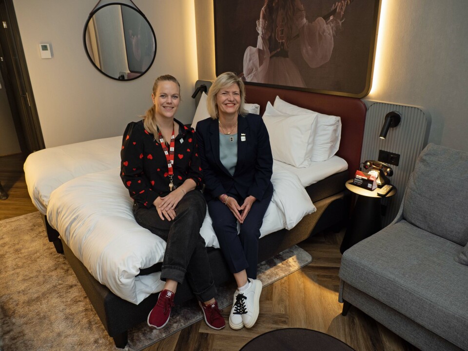 Bærekrafts- og sikkerhetssjef Inge Huijbrechts (til venstre) og hotellsjef Helena Hauge Grøndahl viser frem et hotell som har økt inntektene som følge av miljøsatsingen. Bærekrafts- og sikkerhetssjef Inge Huijbrechts (til venstre) og hotellsjef Helena Hauge Grøndahl viser frem et hotell som har økt inntektene som følge av miljøsatsingen.