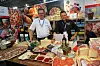 Alexander Clausen fra La Salumeria og Paal Haakenstad fra Gilberg Engros står på standen til Gilberg i Vikingskipet. – Vi presenterer alt som forbindes med det italienske kjøkken, sier Clausen.