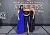 Linn Bjørnerud (til høyre) og Ingrid Wik Pettersen tok imot prisen på vegne av Oslo Event Hub. Til venstre en representant for World Luxury Travel Awards.