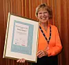 Wenche Andersen med diplomet som viser at hun er den 20. vinneren av Matomsorgsprisen.