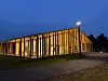 Norsk skogfinsk museum i kveldslys.