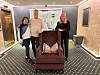 Frode Furunes, hotelldirektør på Grand Hotel Oslo, Toril Flåskjer (til høyre), og Maria Furunes ved en omtrukket stol på Grand Hotel.