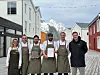Hotelldirektør Magnus Kalvøy (til høyre) og teamet på Henningsvær Bryggehotell etter kåringen av Årets kjøkken 2025.
