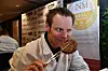 Mats Dahlstrøm fra Animalia er en av 21 fagdommere som har smakt seg gjennom om lag 550 kjøttprodukter og vurdert dem etter en rekke kvalitetskriterier.