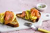Brød med eggerøre og laks.