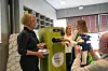 Miljøbyråd Marit Vea panter flergangsboks under lanseringen av Norges største ombruksprosjekt for takeaway-emballasje.