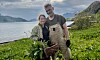 Gisle Melhus og kona Åshild Elton Jacobsen høster seiersløk i bratte skråninger i Lofoten.