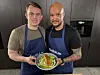 Aron Espeland (til venstre) er VM-kokk, mens Christian A. Pettersen til høyre skal representere Norge i Bocuse d’Or i januar 2027.