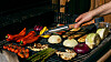 Kvinner legger mer grønnsaker på grillen enn menn.