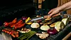 Kvinner legger mer grønnsaker på grillen enn menn.
