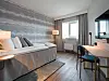 58 hotellrom er fullstendig renovert med nye bad, vinduer og alt av inventar og møbler.