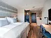 58 hotellrom er fullstendig renovert med nye bad, vinduer og alt av inventar og møbler.