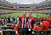 Daniel Jacobsen (til venstre) har bodd i Montclair i mange år. Det var der det norske landslaget bodde før England-kampen, og nå bor det spanske laget der. Daniel har bare 20 minutters kjøretur til MetLife Stadium. Til kvartfinalekampen Norge-England, fikk han besøk av sin tvillingbror Stefan, fra Bærum. De kjøpte billetter på videresalg like før kampen. Det ble tidenes dyreste fotballkamp, men også en historisk begivenhet å være med på, maier gutta. Foto: Privat