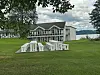 Historiske Jegtvolden Fjordhotell i Inderøy kommune er utbygd i flere omganger. I bakgrunnen ser du den aller nyeste delen.