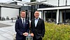 Administrerende direktør Stephen Meinich-Bache i Classic Norway Hotels ønsker nyansatt hotelldirektør Mark Bering velkommen til hotellkjedens siste medlem, Hurdalsjøen Hotell & Spa.