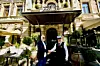 Et hotell som Kämp, hilser selvfølgelig sine gjester velkommen ved inngangen. Her er det Markku Eronen, selveste «Head Doorman», som ønsker Bjørn B Jacobsen velkommen.