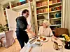 Juan Prado serverer kaffe i ett av frokostrommene. Han gleder seg veldig til hotellåpningen, og håper å kunne få et par ord med Petter Stordalen, sier han smilende.