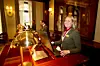 Resepsjonen på Hotel Kämp er alltid bemannet med smil og «what can I do for you today?». Her ser vi Rosa Hongisto, Deniz Kaya og Marja Honkanen.