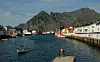Henningsvær med Festvågtind i bakgrunnen.