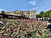 Den siste uken har det vært folkevandring til Slottsplassen, der det etter hvert ble et enormt blomsterhav.