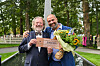 Vinneren av Årets Ladejarl 2026 Marco Elsafadi, og Odd Reitan, blomster og sjekk