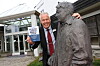 Beito Resort-direktør Atle Hovi med sin andre bokutgivelse. Her ved statuen av sin far Steinar utenfor Beito Resort Hotel.