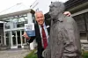 Beito Resort-direktør Atle Hovi med sin andre bokutgivelse. Her ved statuen av sin far Steinar utenfor Beito Resort Hotel.