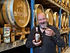 Masterblender Jon Bertelsen med den 16. årgangen av Arvesølvet Juleaqavit.