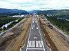 Rullebanen er asfaltert og klar på den nye storflyplassen i Mo i Rana. Byen skimtes i det fjerne.
