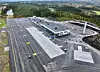 Flyplassbygget vinner neppe noe arkitektkonkurranse, og det hadde tatt seg bedre ut med et bygg som speilet beliggenheten under Polarsirkelen, men slik er det når budsjettene må kuttes i en økonomisk utsatt luftfart.
