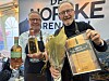 Hellstrøm Juleaquavit 2026 ble i helgen kåret til den beste akevitten på Norsk Akevittfestival på Gjøvik. – Dette er svært gledelig, sier en stolt sjef for Det Norske Brenneri, Odd J. Nelvik (til høyre).