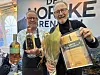 Hellstrøm Juleaquavit 2026 ble i helgen kåret til den beste akevitten på Norsk Akevittfestival på Gjøvik. – Dette er svært gledelig, sier en stolt sjef for Det Norske Brenneri, Odd J. Nelvik (til høyre).