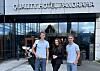 Gründerne for GolfSims Nordic, Benjamin Lysø-Johansen og Iver Jordet-Løvik, sammen med hotelldirektør på Quality Hotel Panorama i Trondheim, Loreta Gomez.