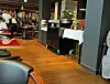 Spisesalen er delt opp av søyler slik at den unngår å virke stor og steril.