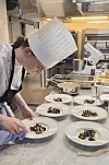 Innen fastsatte tidsrammer skulle kokkelærlingene levere en treretters meny med blåskjell til forrett, hel kylling med norske høstgrønnsaker og potet-aligot til hovedrett og bløtkake til dessert.