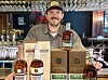 Jakob Nelvik, markedssjef i Det Norske Brenneri, med de første japanske whiskyflaskene og brenneriets egen Eiktyrne Triple Batch VI.