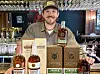 Jakob Nelvik, markedssjef i Det Norske Brenneri, med de første japanske whiskyflaskene og brenneriets egen Eiktyrne Triple Batch VI.