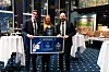 Mills vant Tine Årets Matgledeprodukt 2026. Her  Henning Kvillerud (fra venstre) og Siri Jerndahl fra Mills, og Steven Blikstad-Løkkevik fra Tine.