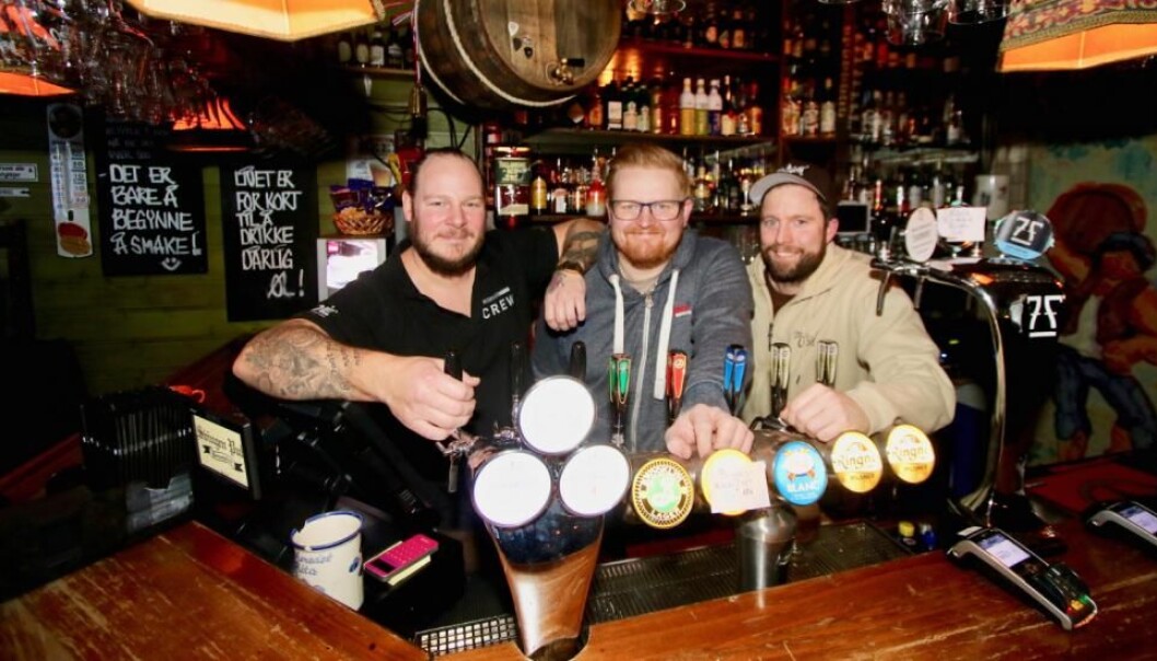 Den nye «Svingen Pils» er levert skreddersydd fra Små Vesen i Aurdal. Fra venstre barsjef Jesper Schmidt, Frank Nordberg, som er med på eiersiden i Barcraft Beitostølen, og daglig leder Kristian Bessheim fra Små Vesen; samtlige veldig fornøyd med den nye pilsen som er eksklusivt laget for Svingen Pub. Den nye «Svingen Pils» er levert skreddersydd fra Små Vesen i Aurdal. Fra venstre barsjef Jesper Schmidt, Frank Nordberg, som er med på eiersiden i Barcraft Beitostølen, og daglig leder Kristian Bessheim fra Små Vesen; samtlige veldig fornøyd med den nye pilsen som er eksklusivt laget for Svingen Pub.