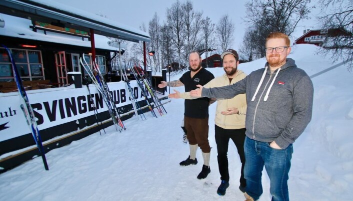 «Svingen Pub 30 år», står det på terrassen utenfor legendariske Svingen Pub på Beitostølen. Her Frank Nordberg fra Barcraft Beitostølen, og barsjef Jesper Schmidt (t.v), sammen med Kristian Bessheim fra bryggeriet Små Vesen. «Svingen Pub 30 år», står det på terrassen utenfor legendariske Svingen Pub på Beitostølen. Her Frank Nordberg fra Barcraft Beitostølen, og barsjef Jesper Schmidt (t.v), sammen med Kristian Bessheim fra bryggeriet Små Vesen.