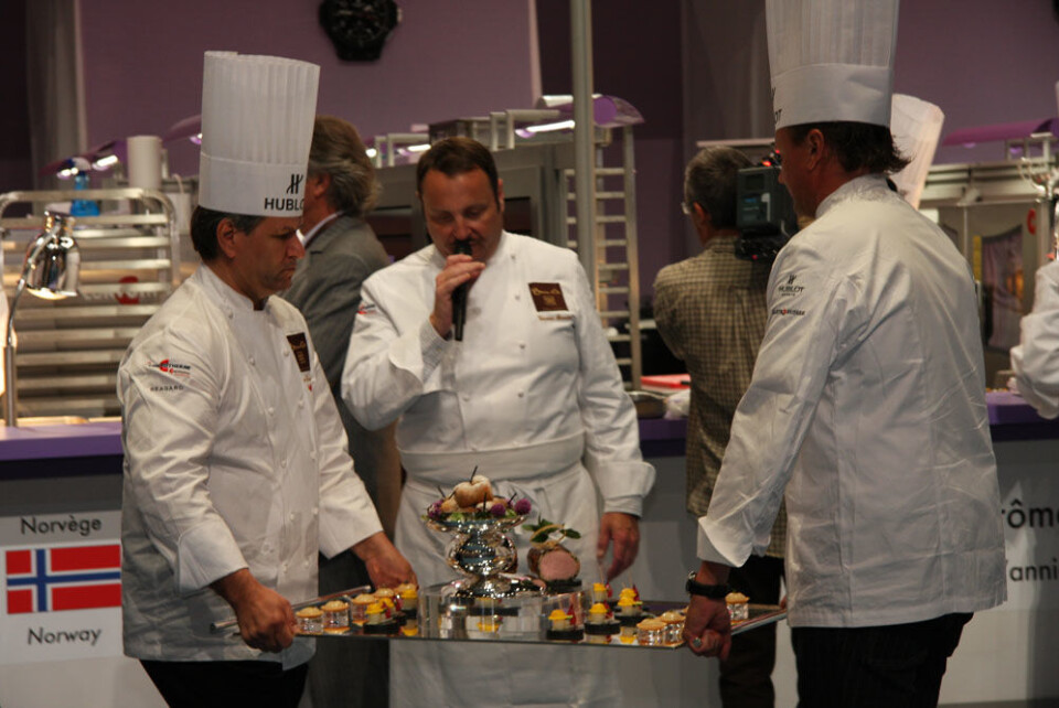 Hvarnes kjøttfat bæres fram.JPG