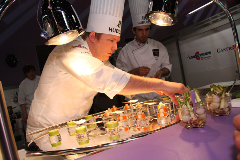 Gunnar Hvarnes tilbereder fiskefat2.JPG