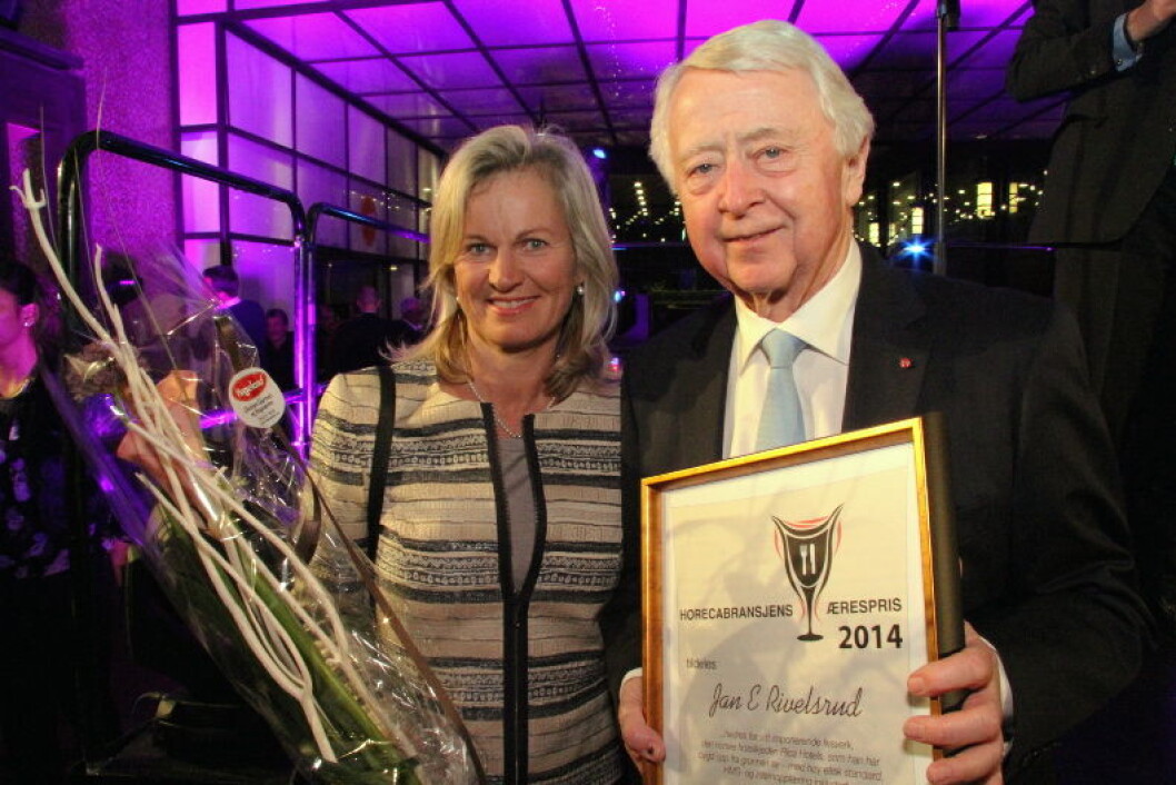 Juryleder Krohn Devold sammen med prisvinner Jan E. Rivelsrud. (Foto: Morten Holt) Juryleder Krohn Devold sammen med prisvinner Jan E. Rivelsrud. (Foto: Morten Holt)